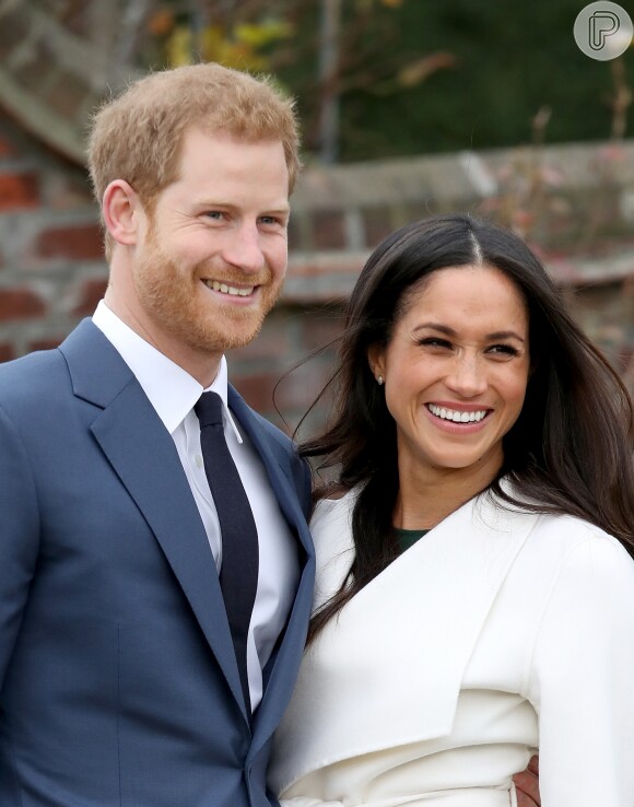 Príncipe Harry e Meghan Markle foram ao jardim do palácio para mostrar as alianças de noivado 