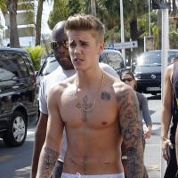 Justin Bieber passeia sem camisa em Cannes depois de dançar com Adriana Lima