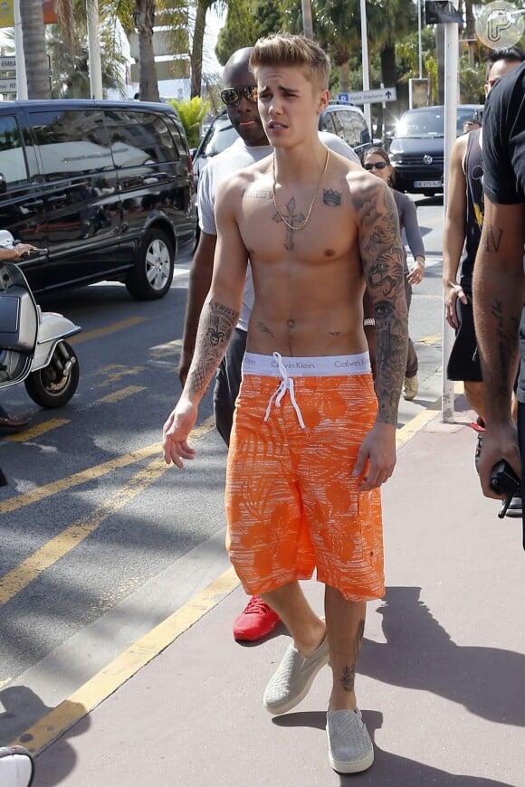 Justin Bieber caminha pelas ruas de Cannes, na França, sem camisa, em 20 de maio de 2014
