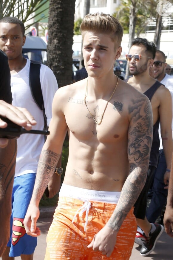 Justin Bieber é cercado por fãs ao caminhar por Cannes