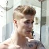 Justin Bieber exibe tatuagens em passeio por Cannes
