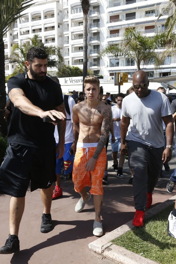 Justin Bieber caminha por Cannes cercado de seguranças