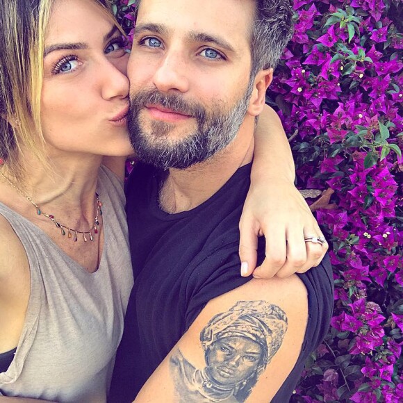 Giovanna Ewbank relembrou uma foto recebendo um carinho do marido nesta segunda (04)