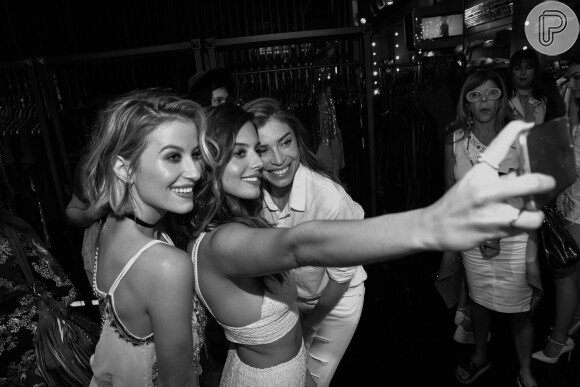 Grazi Massafera posa para selfie com Giovanna Lancellotti e Barbara França em evento da marca John John 
