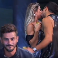 'A Fazenda': ex-affair de Marcos, Ana Paula beija Matheus em festa. 'Te amo'