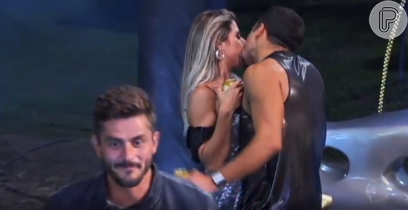 Ex-affair de Marcos Härter, Ana Paula Minerato beijou Matheus Lisboa em uma festa de 'A Fazenda'