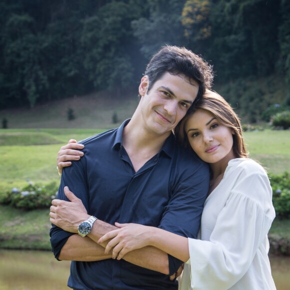 Camila Queiroz foi elogiada por Mateus Solano pela parceriana novela 'Pega Pega'