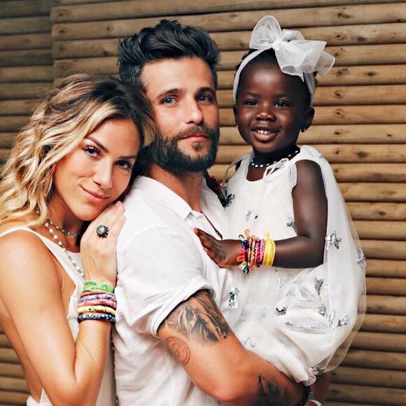 Títi será protagonista de reality ao lado dos pais, Bruno Gagliasso e Giovanna Ewbank, conta a colunista de TV Patricia Kogut, do jornal 'O Globo', nesta terça-feira, 5 de dezembro de 2017