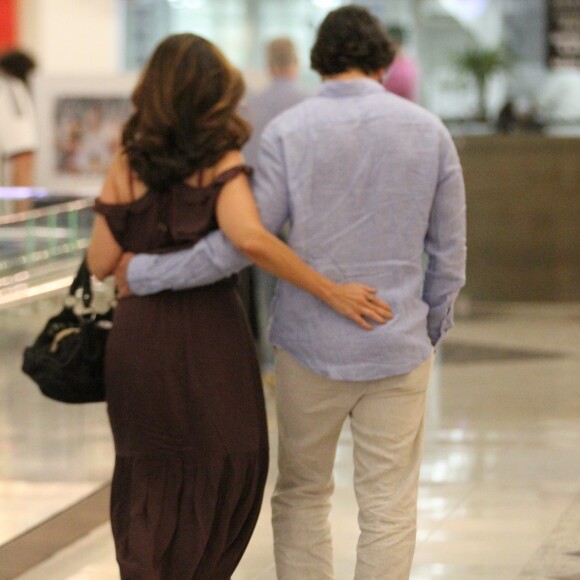 Vista pela primeira vez com Túlio Gadêlha no início de novembro, durante passeio em shopping, Fátima Bernardes foi apresentada ao namorado através da produtora de seu programa e, em setembro, já havia publicado uma foto ao lado do companheiro