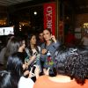 Ivete Sangalo é tietada após jantar com famosos no Rio de Janeiro