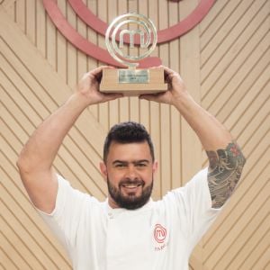 Pablo Oazen superou Francisco Pinheiro e foi o grande campeão do 'MasterChef Profissionais' na terça-feira, 5 de dezembro de 2017