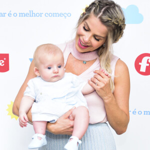 Karina Bacchi posou com o filho, Enrico, de 3 meses