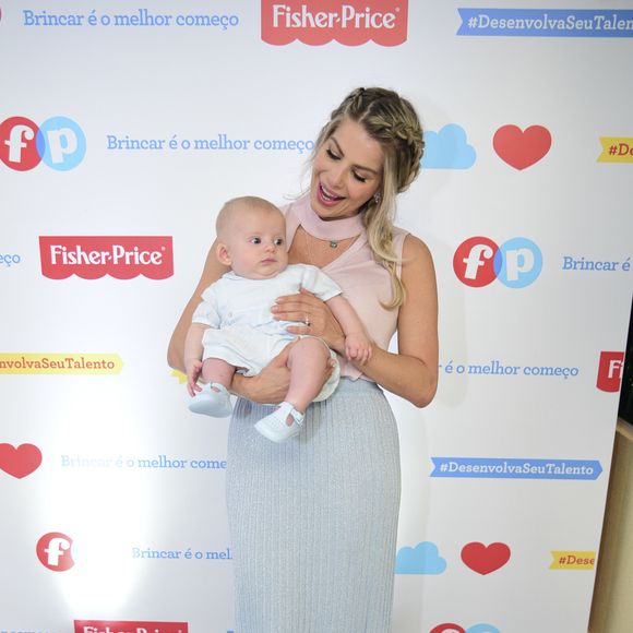 Karina Bacchi comemorou o primeiro evento com o filho, Enrico