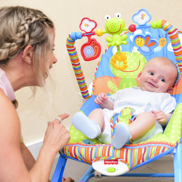 Enrico, filho de Karina Bacchi, roubou a cena em um evento da Fischer-Price, em São Paulo, na terça-feira, 5 de dezembro de 2017
