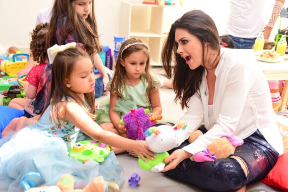 Natália Guimarães marcou presença com as filhas gêmeas, Maya e Kiara, de 4 anos