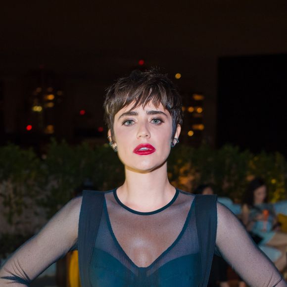 Fernanda Vasconcellos usou joias Carla Amorim e look NK Store com lingerie Intimissimi à mostra