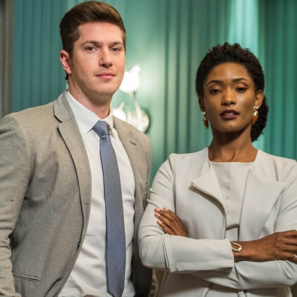 Raquel (Erika Januza) e Bruno (Caio Paduan), acompanhados por policiais, fiscalizam o garimpo de Sophia (Marieta Severo), na novela 'O Outro Lado do Paraíso'