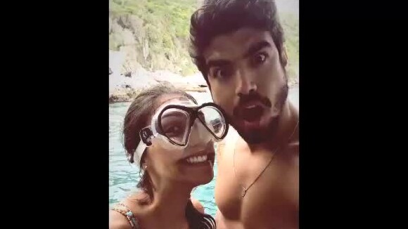 Caio Castro e a namorada, Mariana d'Ávila, curtem mergulho em litoral do Rio