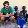 No início de novembro, Caio Castro viajou para Luanda, capital da Angola, e encontrou com crianças na Ilha do Mussulo, entregou donativos como fraldas, água e brinquedos no Hospital Pediátrico David Bernardino