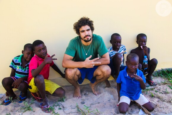 No início de novembro, Caio Castro viajou para Luanda, capital da Angola, e encontrou com crianças na Ilha do Mussulo, entregou donativos como fraldas, água e brinquedos no Hospital Pediátrico David Bernardino