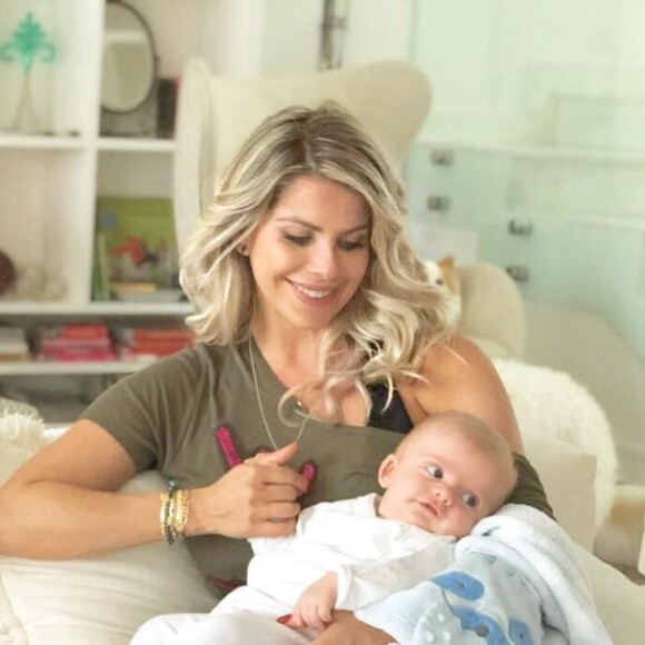 Karina Bacchi prefere curtir o dia com o filho, Enrico, mas voltou a se exercitar