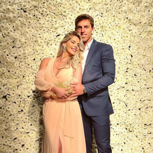 Karina Bacchi assumiu romance com o ex-jogador Amaury Nunes após o nascimento de Enrico, fruto de produção independente