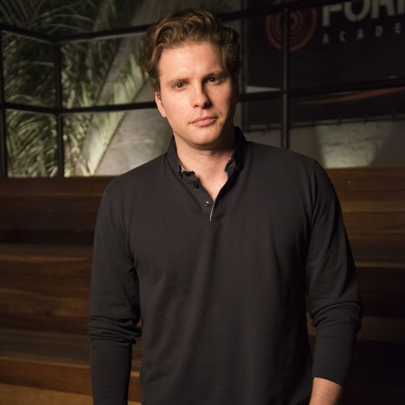 Patrick (Thiago Fragoso) explica que Clara (Bianca Bin) não pode retirar a queixa por agressão contra Gael (Sergio Guizé). 'Faz parte da lei. Para que as mulheres não sejam mais espancadas ainda para retirar a acusação', explica o advogado na novela 'O Outro Lado do Paraíso'