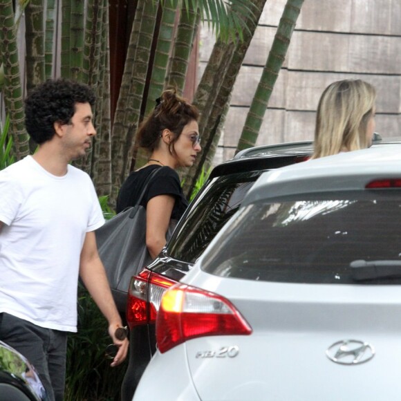 Fernanda Gentil deixa restaurante na Gávea com o filho, Gabriel, e a namorada, Priscila