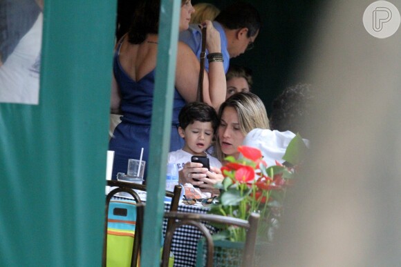Fernanda Gentil conversa com o filho enquanto mostra celular para ele