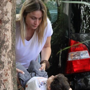 Fernanda Gentil arruma a roupa do filho, Gabriel, em restaurante no Rio de Janeiro