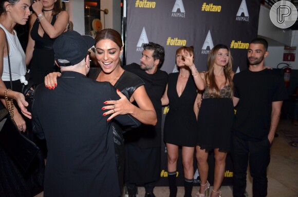 Juliana Paes abraçou o diretor Giovanni Bianco no lançamento de 'Oitavo'
