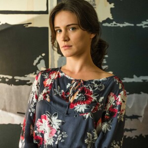 Clara (Bianca Bin) segue as orientações de Beatriz (Nathalia Timberg) e procura por seu sobrinho, Patrick (Thiago Fragoso), na novela 'O Outro Lado do Paraíso'