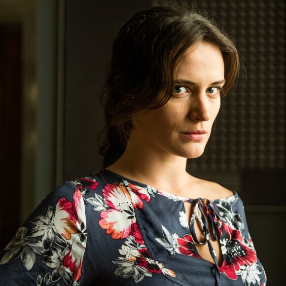 Clara (Bianca Bin) conta a Patrick (Thiago Fragoso) que fez amizade com Beatriz (Nathalia Timberg) no hospício e mostra ao advogado a carta escrita pela idosa, na novela 'O Outro Lado do Paraíso'