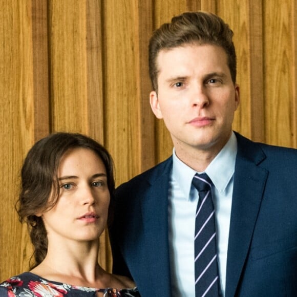 Patrick (Thiago Fragoso) promete auxiliar Clara (Bianca Bin) para conseguir resgatar fortuna. 'Se esse foi o troco que ela quis dar na neta, tão ingrata, eu concordo com ela. Vou ajudar você. Em tudo que for preciso. É exatamente como minha tia disse. Você vai ser milionária, Clara. Milionária', diz na novela 'O Outro Lado do Paraíso'