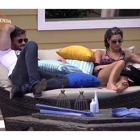 Em conversa com Marcos Harter, Flávia Viana defendeu o 'BBB'. 'Você não pode culpar o 'BBB' por suas frustrações. O programa é daquele jeito, você tem que se adaptar e entender suas frustrações para ser uma pessoa melhor', disse a peoa, no dia 14 de setembro de 2017