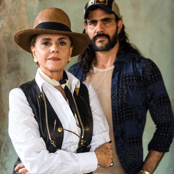 Mariano (Juliano Cazarré) termina romance com Sophia (Marieta Severo) para poder namorar com Cleo (Giovana Cordeiro) na novela 'O Outro Lado do Paraíso'