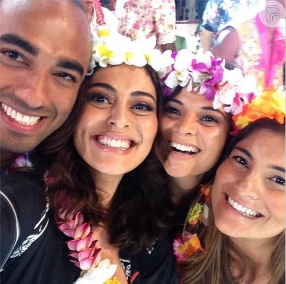 Em seu Instagram, Juliana Paes publicou uma foto da gravação do programa de Regina Casé e contou que foi acompanhada por seus irmãos, Junior, Mariana e Rosana