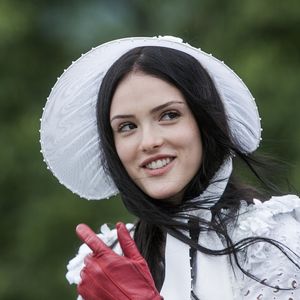 Na novela de época 'Novo Mundo', Isabelle Drummond usou o celular