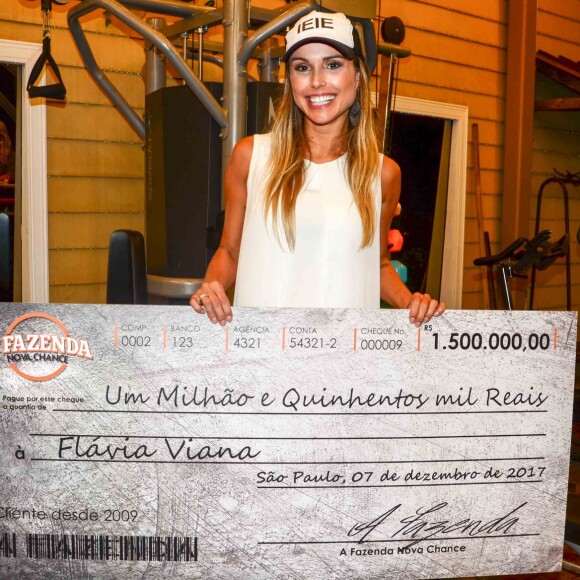 Flávia Viana exibe cheque com prêmio de R$ 1,5 milhão. Atriz agradeceu fãs pelos votos no Instagram do namorado: 'Eu quero agradecer a cada um e eu vou bombar meu Instagram e Twitter de agradecimento'