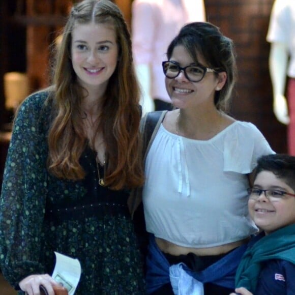 Marina Ruy Barbosa tirou foto com fãs no aeroporto Santos Dumont