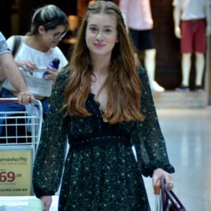 Marina Ruy Barbosa dispensou salto e maquiagem ao embarcar no aeroporto Santos Dumont, no Rio, na quinta-feira, 7 de dezembro de 2017