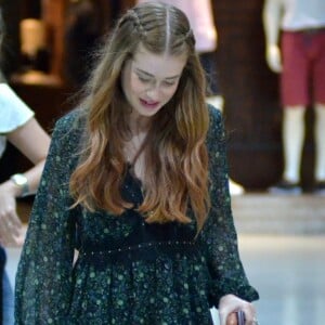 Marina Ruy Barbosa investiu em um vestido estampado e rasteirinha