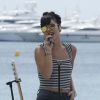 Lily Allen canta para o publico em Cannes, na França 