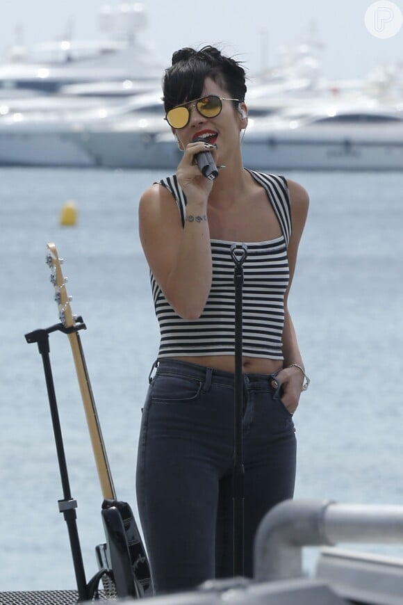 Lily Allen canta para o publico em Cannes, na França 