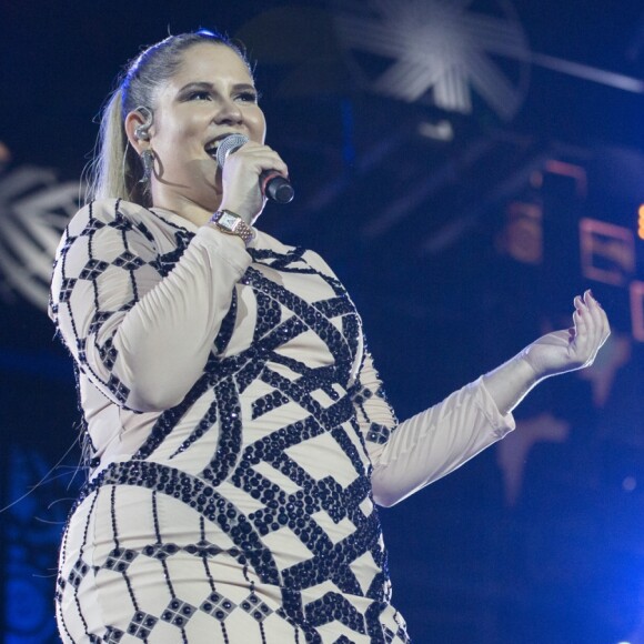 Marília Mendonça está usando um estabilizador no joelho para não forçar muito durante o show
