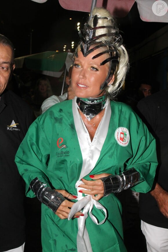 Xuxa notou ter sido boicotada pela Globo durante o desfile da Grande Rio em homenagem a Ivete Sangalo: 'Vê-los baixar câmeras me deixou mal'