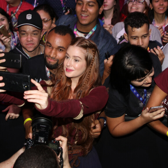 Marina Ruy Barbosa posa com fã na CCXP