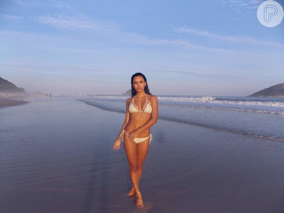 Giovana Cordeiro pratica exercícios físicos como futevôlei e funcional na praia para manter o corpo magro