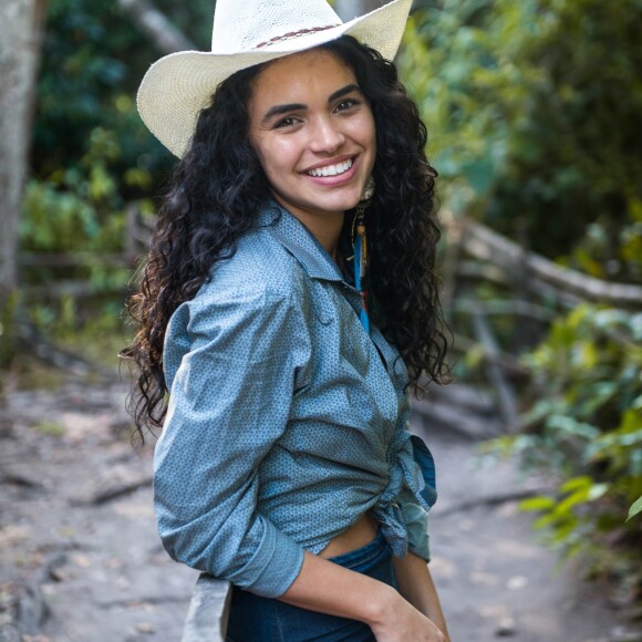 Giovana Cordeiro está no ar na novela 'O Outro Lado do Paraíso' como a jovem Cleo, neta de Mercedes (Fernanda Montenegro)