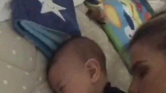 Andressa Suita beija o filho, Gabriel, e arranca risos do bebê nesta sexta-feira, dia 08 de dezembro de 2017